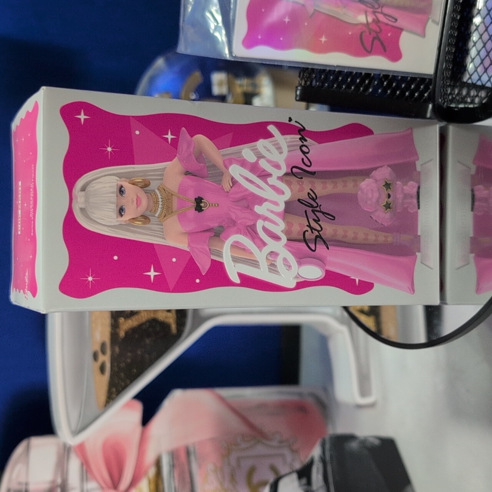 Pop Mart Barbie Style Icon Series - Revealed: 2022 Barbie With Puppy - Picture 4 of 9